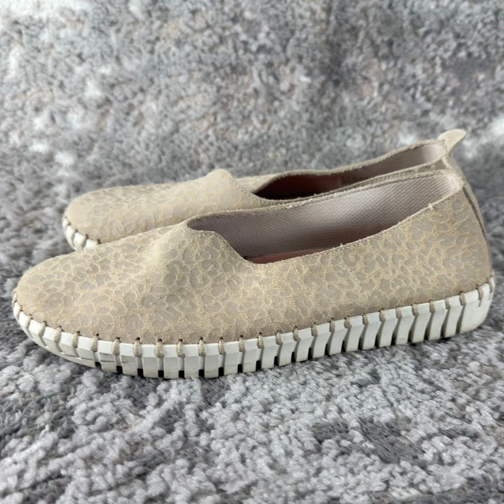 Skechers Size‎ 7 Slip On Casual Walking Leather Shoes Beige Flat Comfort